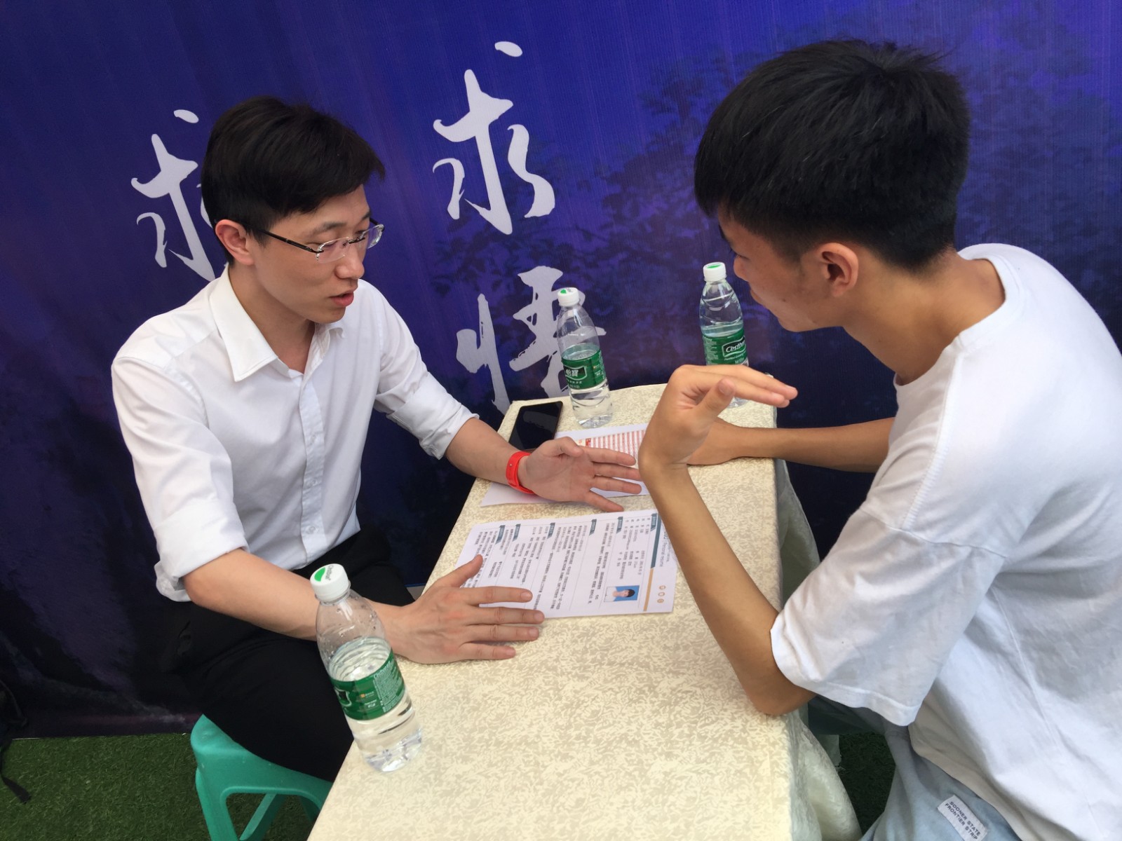 旅游管理系学生参加面试4.JPG