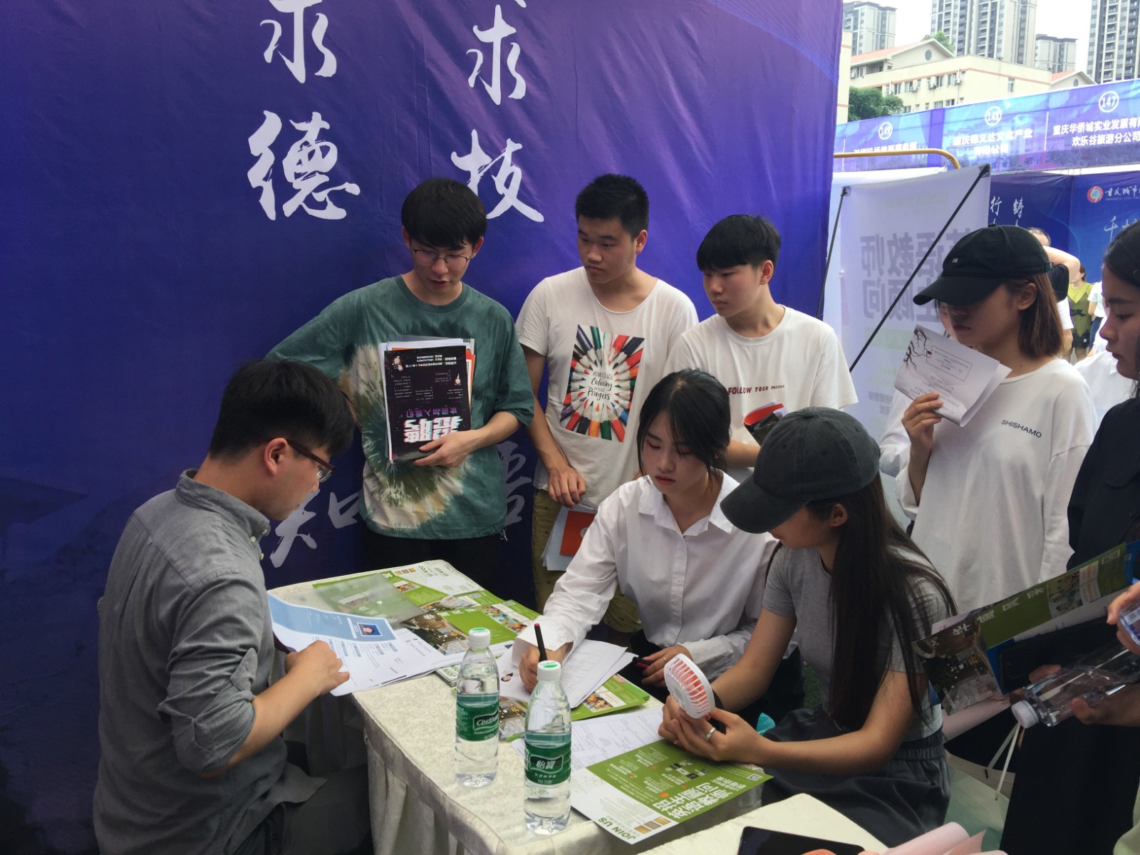 旅游管理系学生积极投递简历4.JPG