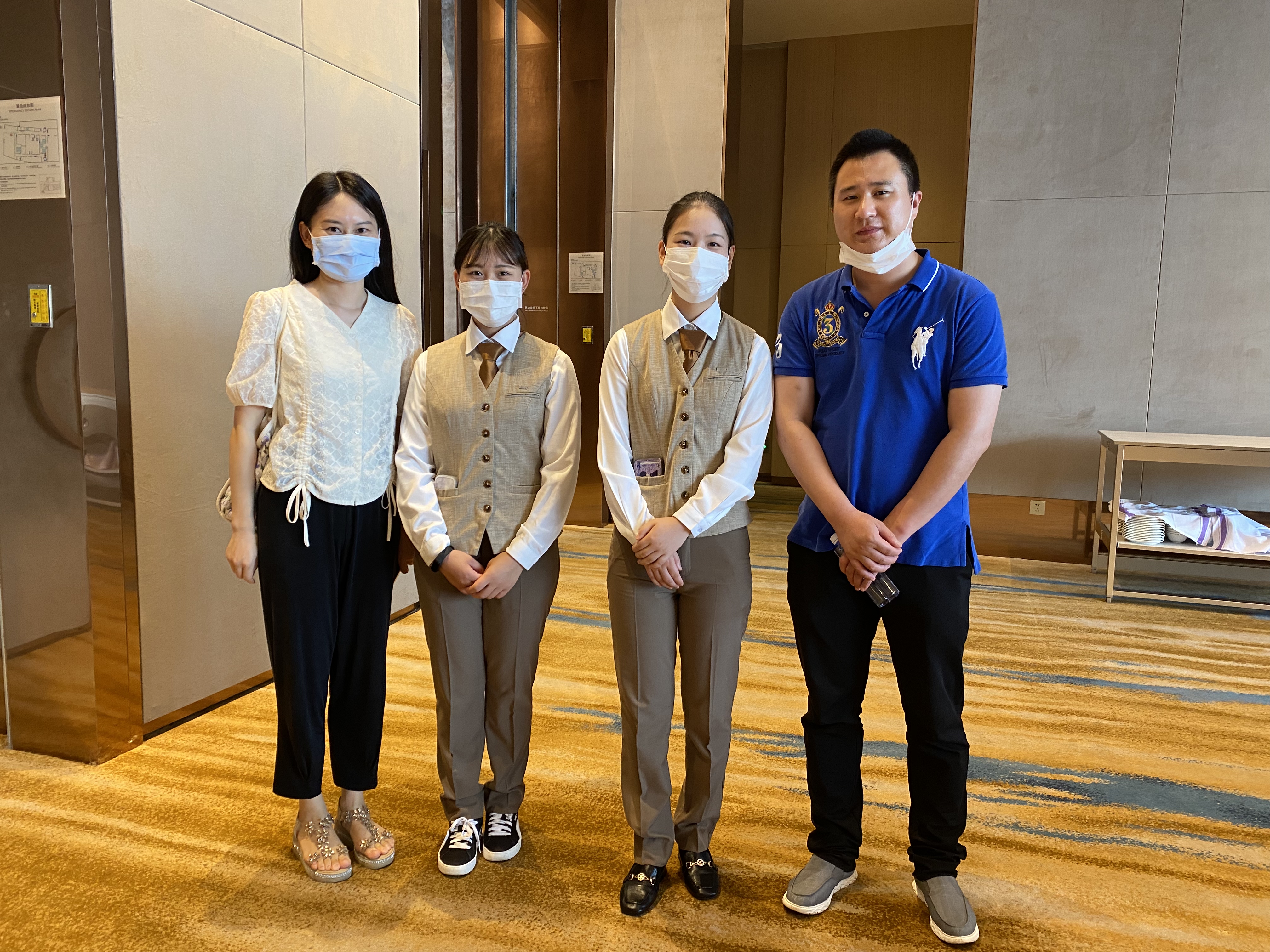 beat365唯一官方网站教师看望来福士洲际酒店在岗学生.jpg