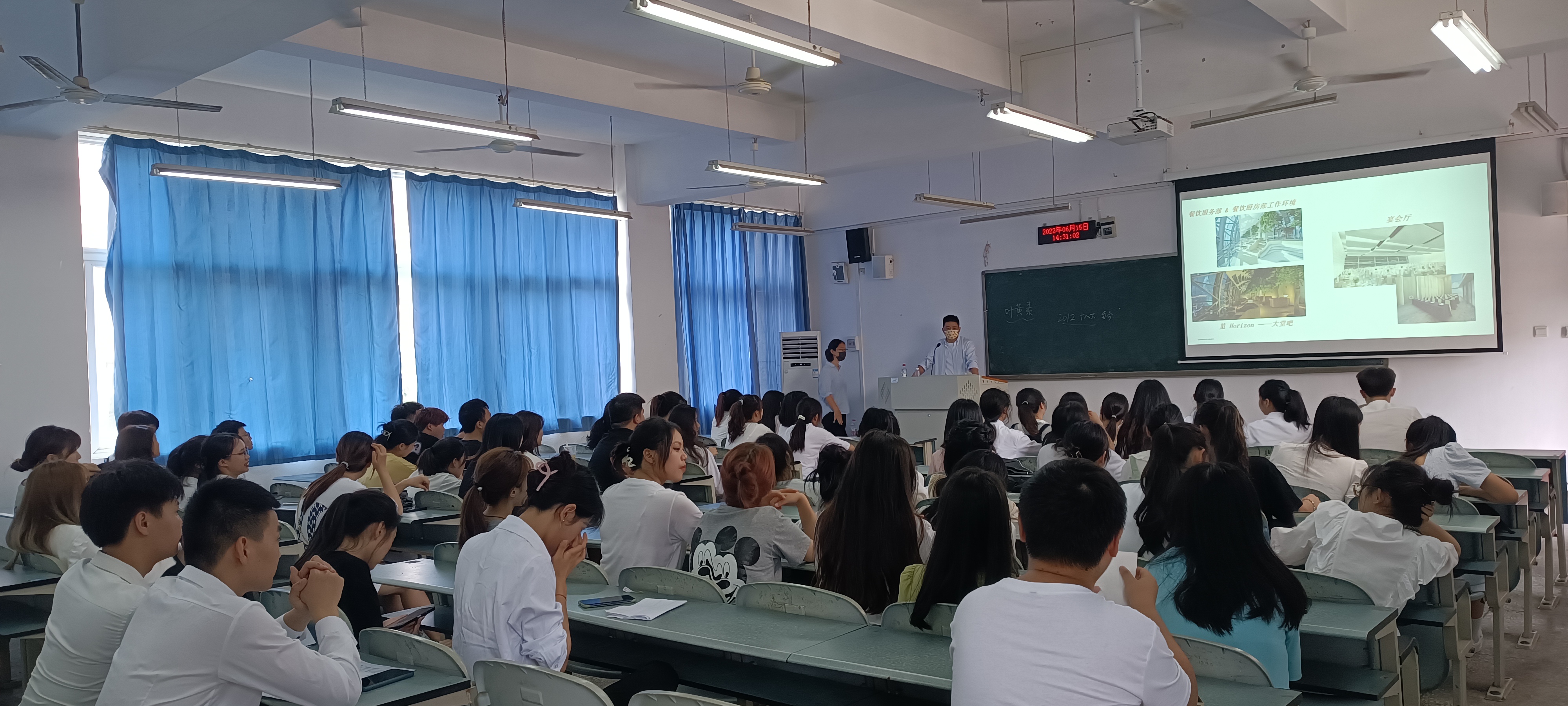 beat365唯一官方网站邀请重庆来福士洲际酒店参加专场招聘会.jpg