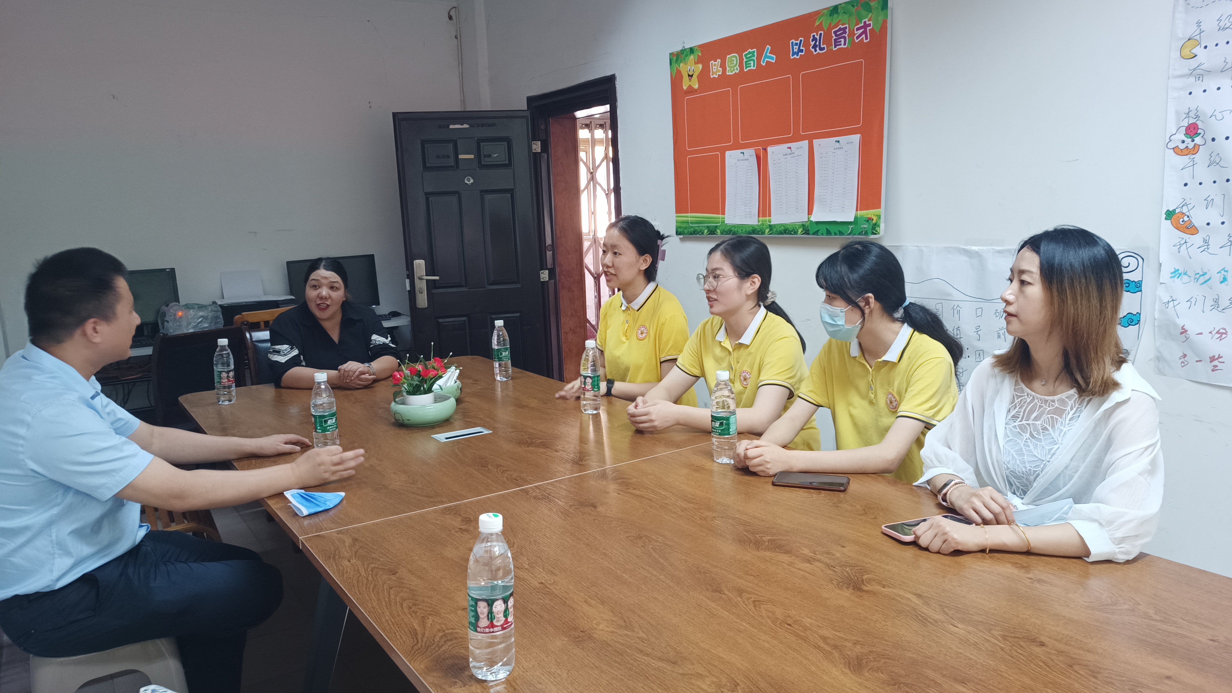 beat365唯一官方网站一行到巴南区阳光蒲田幼儿园看望学生.jpg
