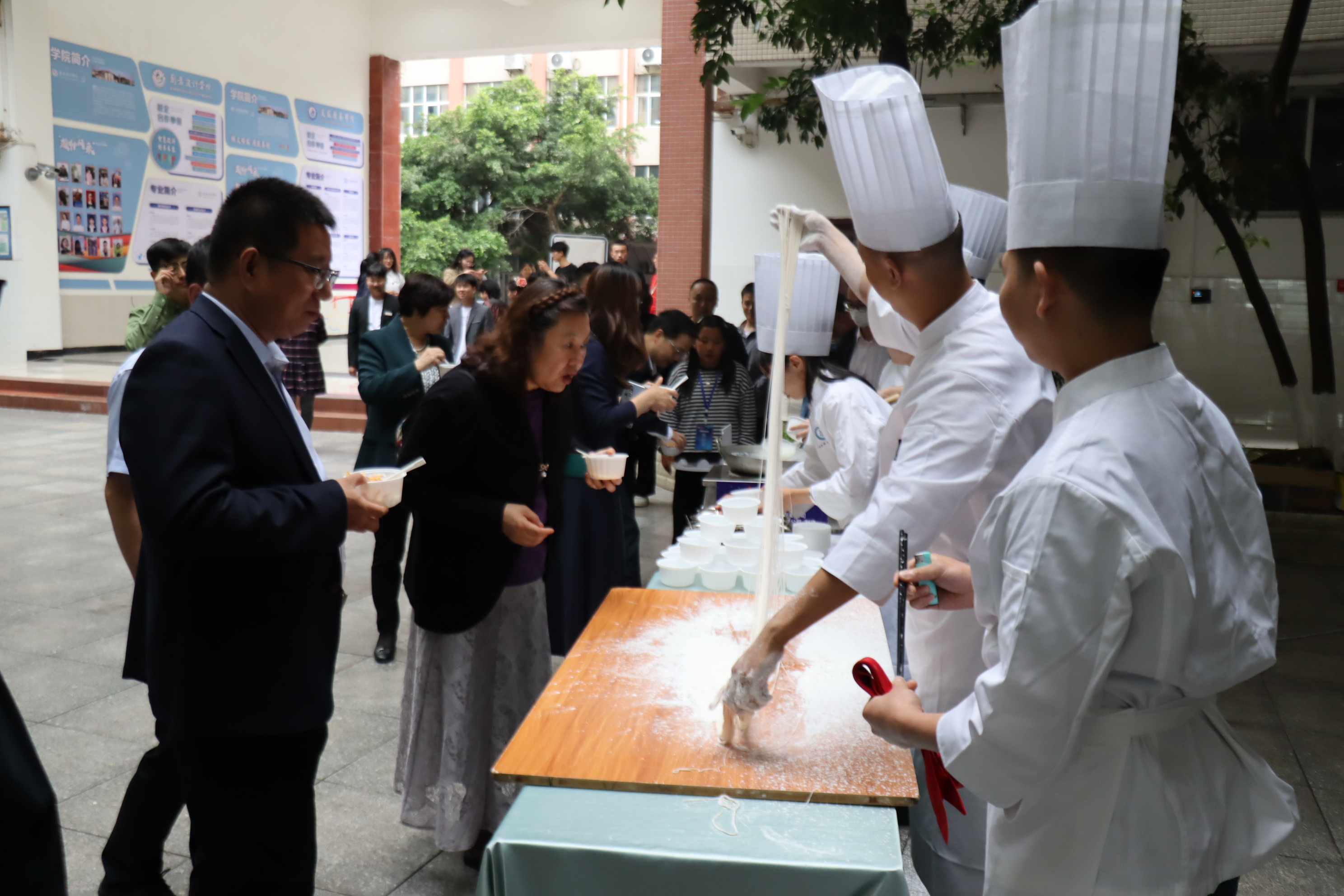 0510参观非物质文化遗产油茶和拉面技能展示.jpg