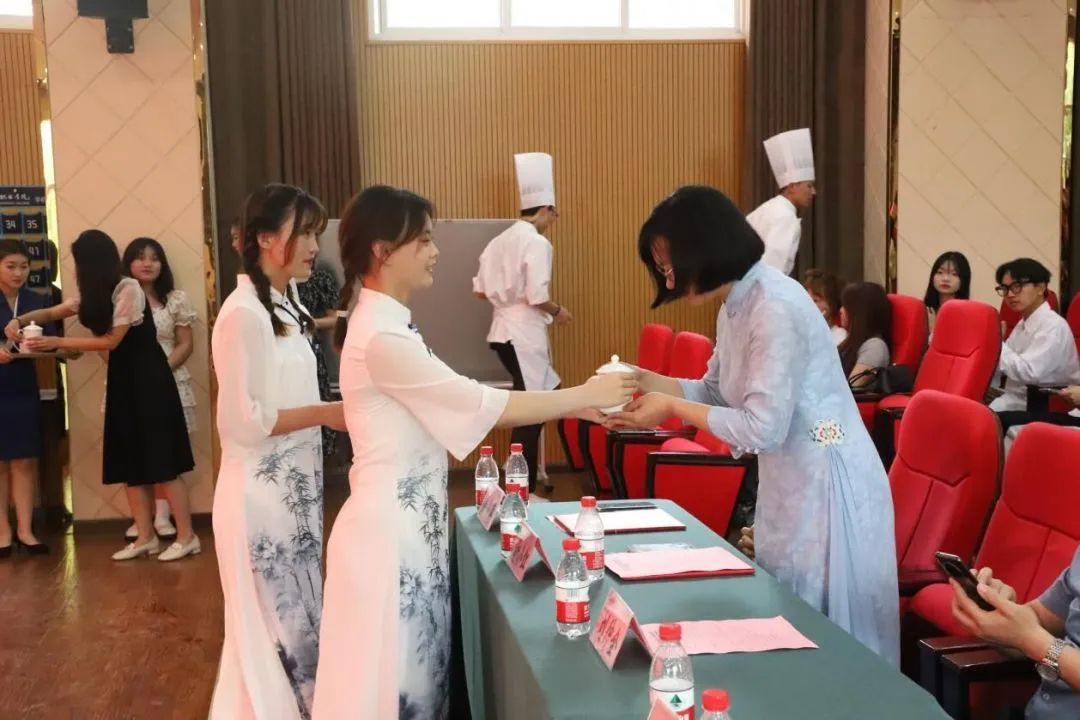 910名学生徒弟分别向师父敬茶，行拜师礼.jpg