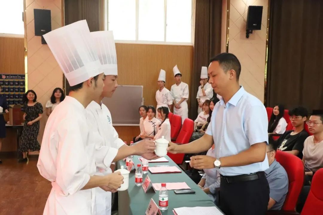 910名学生徒弟分别向师父敬茶，行拜师礼3.jpg