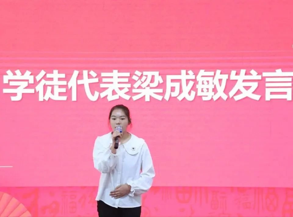 11学徒代表梁成敏发言.jpg