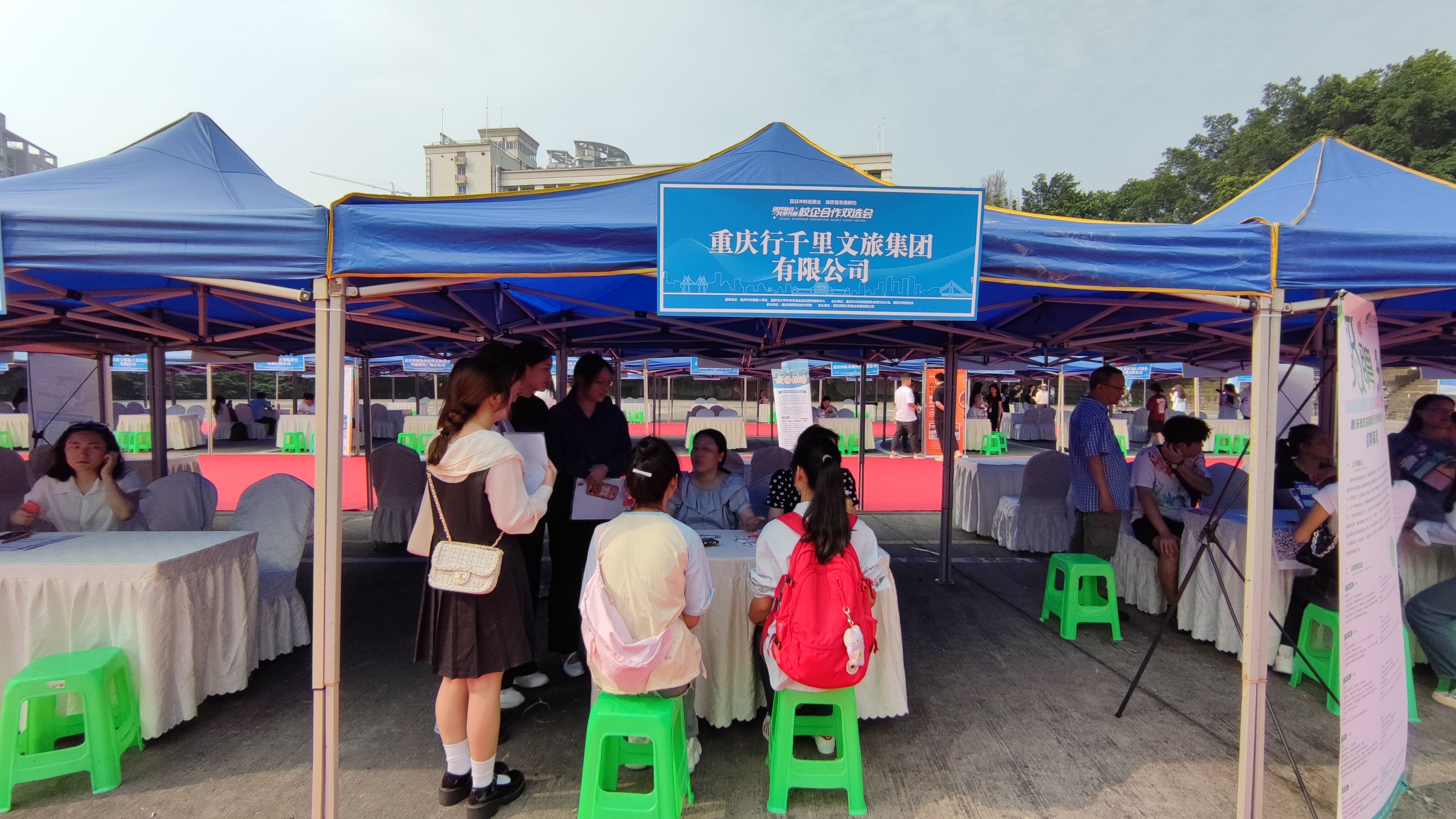 beat365唯一官方网站组织学生参加招聘会（一）.jpg
