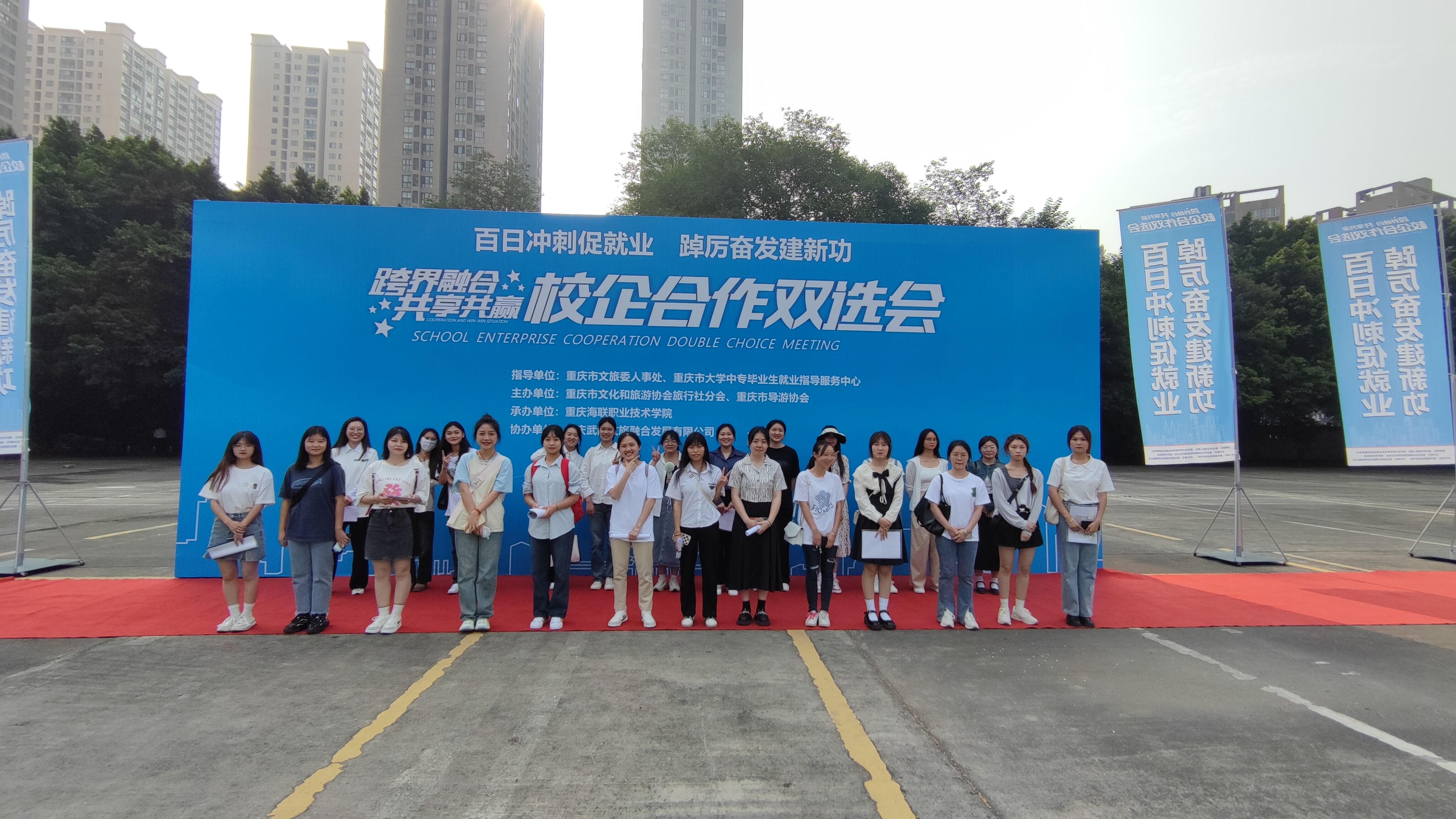 beat365唯一官方网站组织学生参加招聘会（二）.jpg