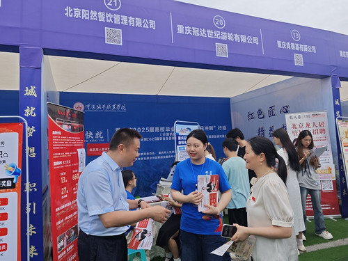 学院领导深入展位与用人单位交流.jpg