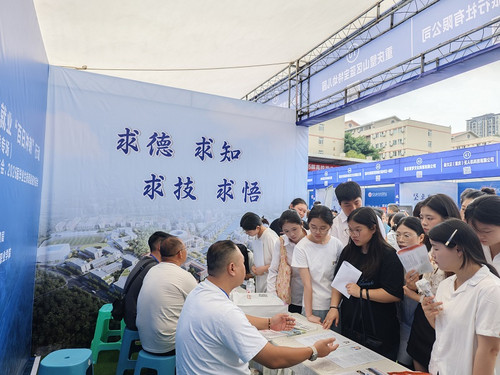 学生积极投递简历.jpg